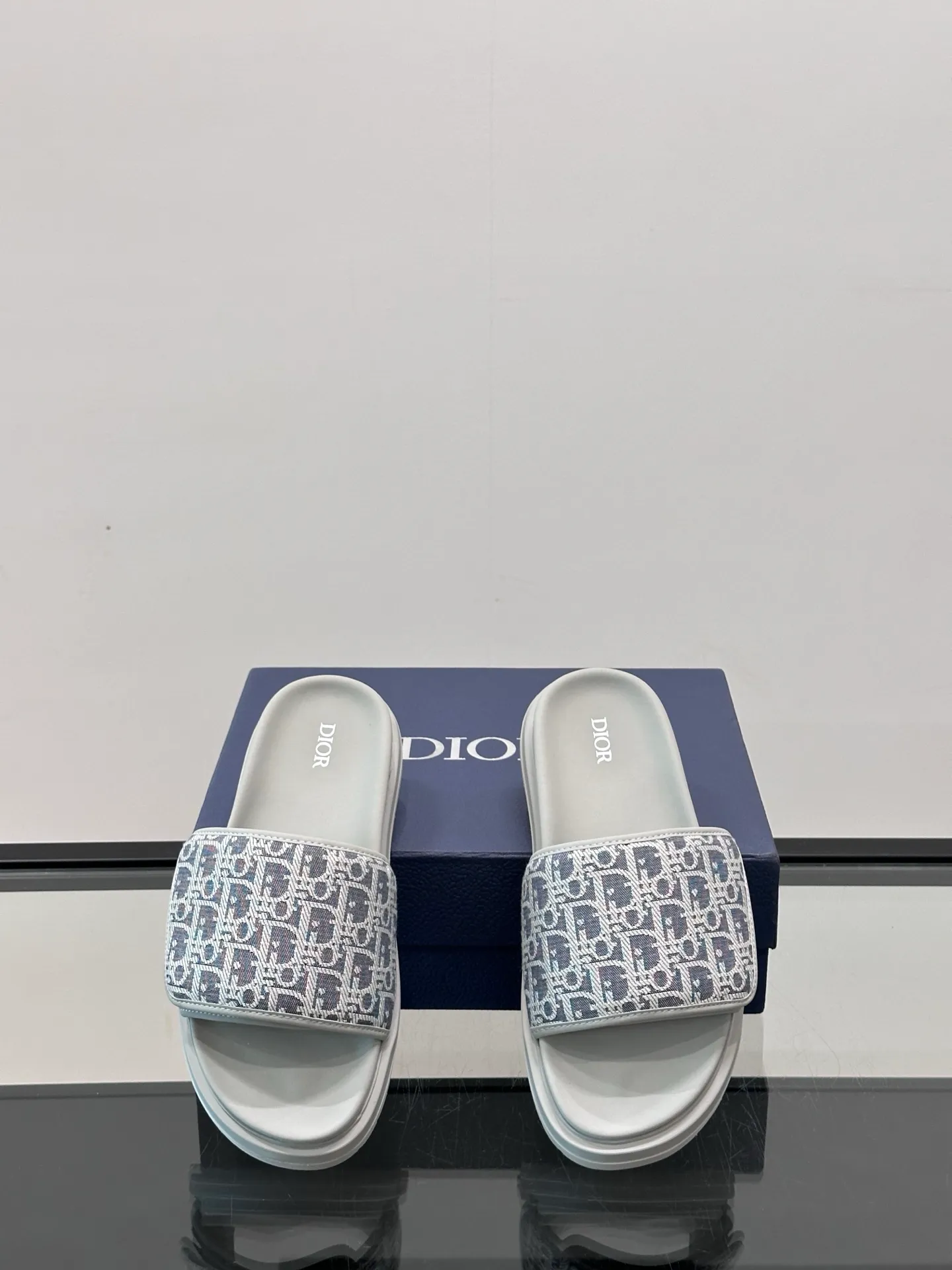 Factory price: 280💰𝐂𝐡𝐫𝐢𝐬𝐭𝐢𝐚𝐧 𝐃𝐢𝐨𝐫 Dior's latest popular sandals, classic upgraded Velcro sandals, original replicas, super durable and versatile, very comfortable on the feet, slimming and white, original cowhide leather upper, sheepskin lining Original d hardware buckle Original molded T men's shoes 💰U outsole Size: 38-44 (.45.46 customized)